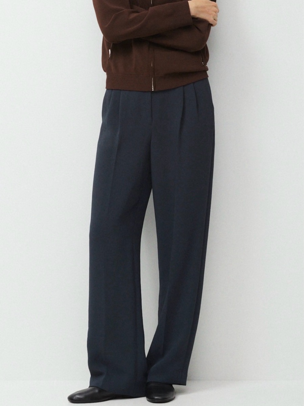 Aritzia Effortless Pant - Crepette in Dark Night Navy